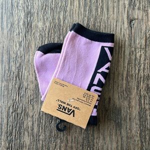 Vans light purple sock w/black Vans logo. Women’s/Girl’s size: 1-6. NWT